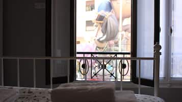 Standaard tweepersoonskamer, privébadkamer (outside the room) | Kameruitzicht