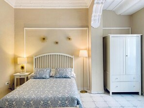 Superior Double Room, Private Bathroom | Down duvets, individually furnished, iron/ironing board - Hi Valencia Cánovas (Valencia)