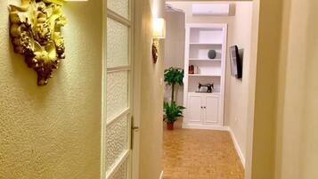 Superior appartement, 2 slaapkamers, keuken, uitzicht op de stad | Woonruimte | Flatscreentelevisie