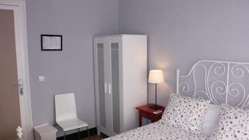 Standaard tweepersoonskamer, privébadkamer (outside the room) | Donzen dekbedden, individueel gemeubileerd, een strijkplank/strijkijzer