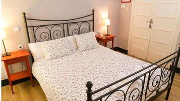 Eenvoudige tweepersoonskamer, gedeelde badkamer | Donzen dekbedden, individueel gemeubileerd, een strijkplank/strijkijzer