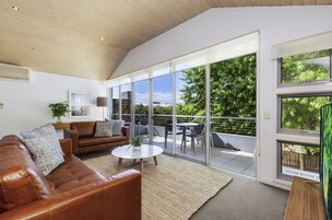 Una televisión de pantalla plana