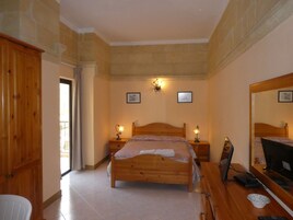 经济双人房或双床房 (Street View) | 办公桌、免费 WiFi、床单