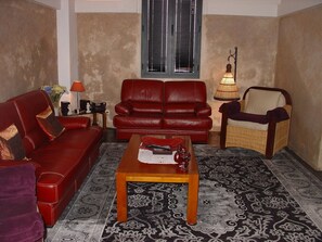 薄型テレビ、DVD プレーヤー