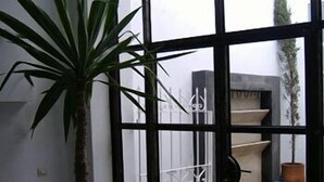 供应早餐、午餐和晚餐