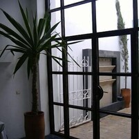 Se sirven desayunos, almuerzos y cenas; cocina francesa