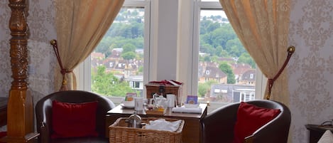 Classic-Zimmer, 1 Queen-Bett | Essbereich im Zimmer