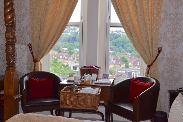 Classic Room, 1 Queen Bed | In-room dining