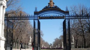 A wrought iron gate with the inscription "PARQUE DE MADRID" and a clear sky in the background. - Hostal Emilio (Madrid)