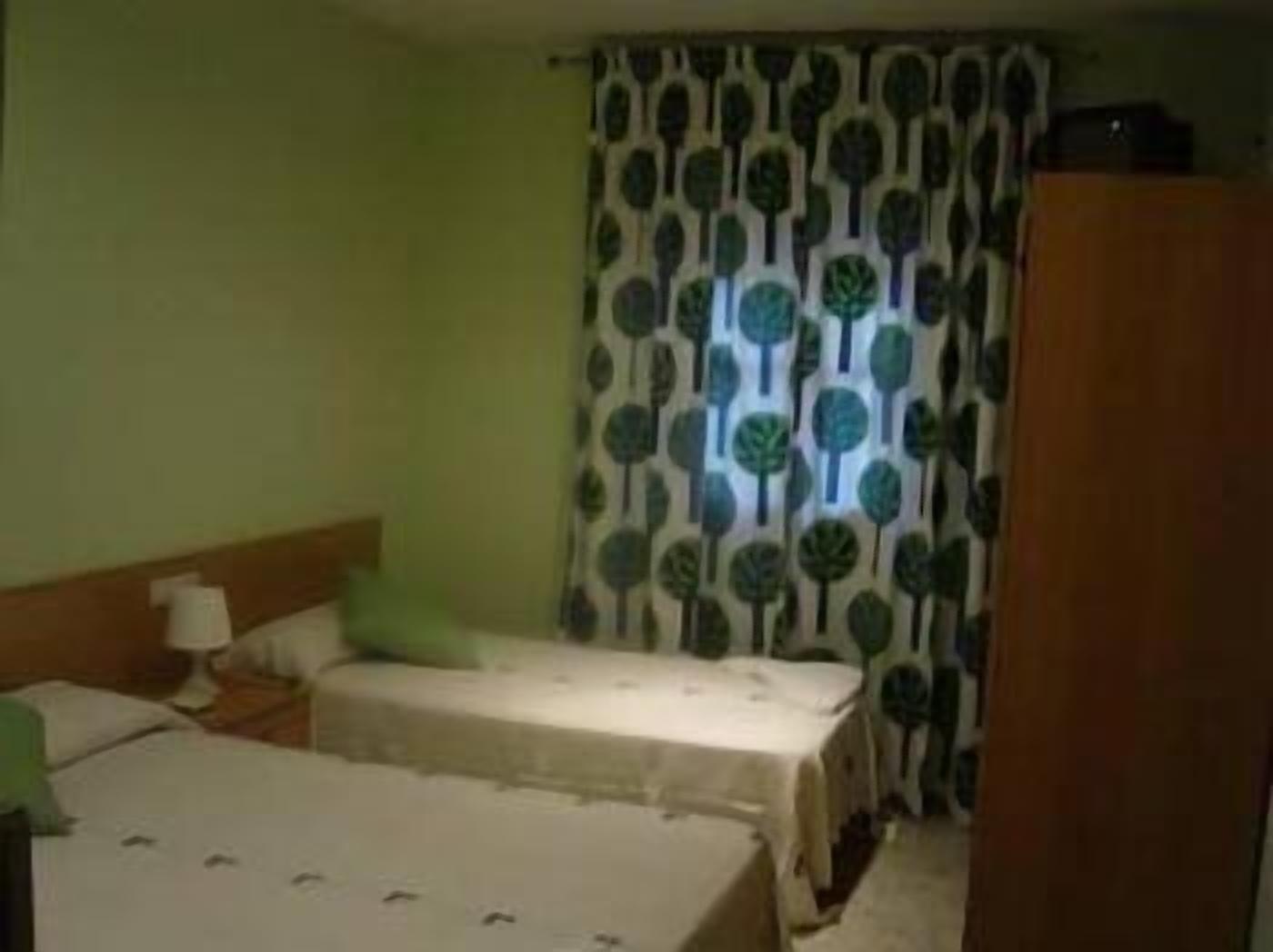 Escritorio, cunas (de pago), camas supletorias y wifi gratis