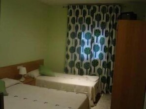 Desk, cots/infant beds, rollaway beds, free WiFi - Hostal Emilio (Madrid)