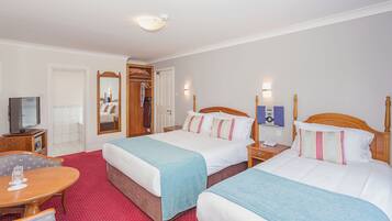 Triple Room | Desk, iron/ironing board, bed sheets