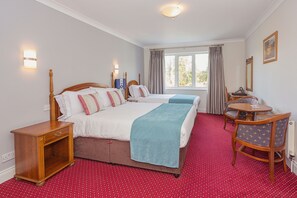 Triple Room | Desk, iron/ironing board, bed sheets - Abbey Lodge (Killarney)