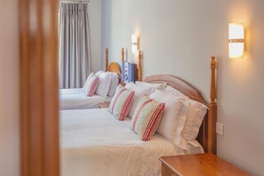 Escritorio, tabla de planchar con plancha, ropa de cama