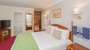 Double Room | Desk, iron/ironing board, bed sheets