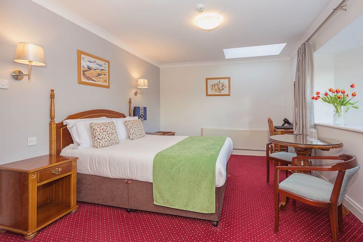 Double Room | Desk, iron/ironing board, bed sheets