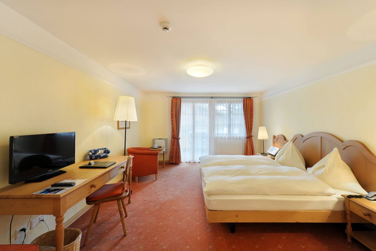 In-room safe, free WiFi, alarm clocks