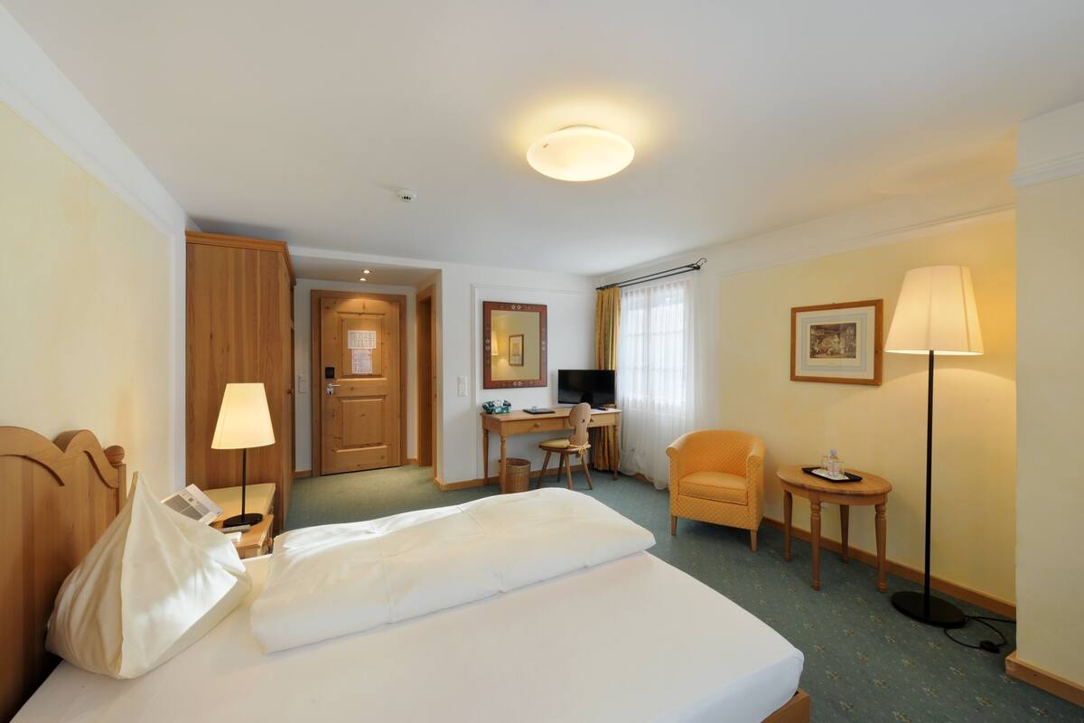 In-room safe, free WiFi, alarm clocks