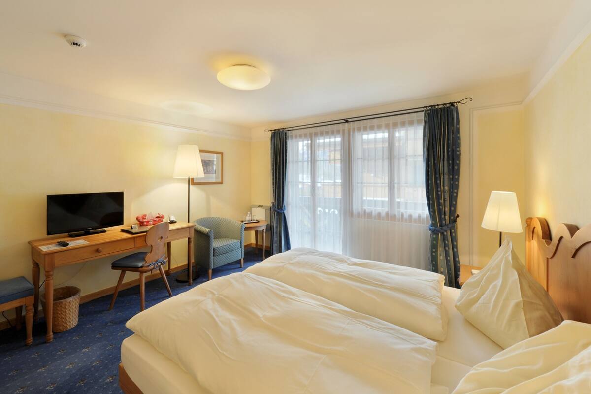 In-room safe, free WiFi, alarm clocks