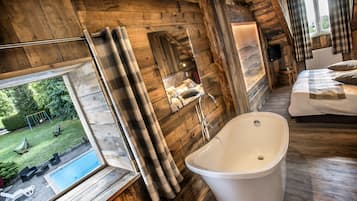 Superior Twin Room (Le Buron) | Bathroom | Free toiletries, hair dryer, bathrobes