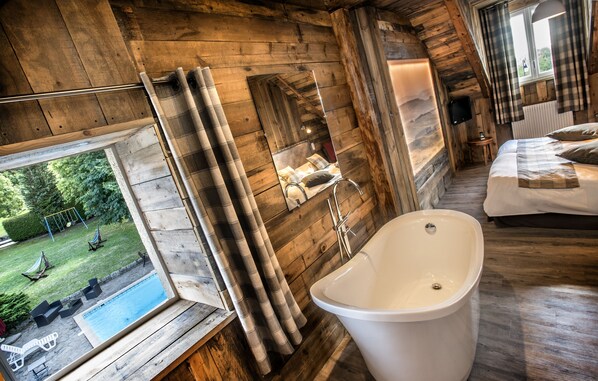 Superior Twin Room (Le Buron) | Bathroom | Free toiletries, hair dryer, bathrobes