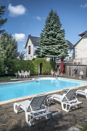 Outdoor pool - Logis De France Le Rocher Blanc (Albaret-Sainte-Marie)