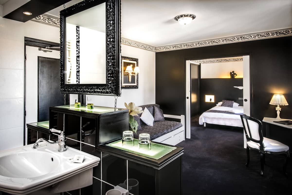 Junior Suite (Ange et Démon) | Desk, blackout drapes, iron/ironing board (on request)