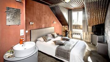 Bureau, rideaux occultants, fer et planche à repasser