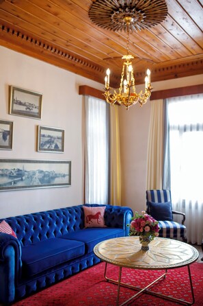 Televisión de pantalla plana, libros, estéreo