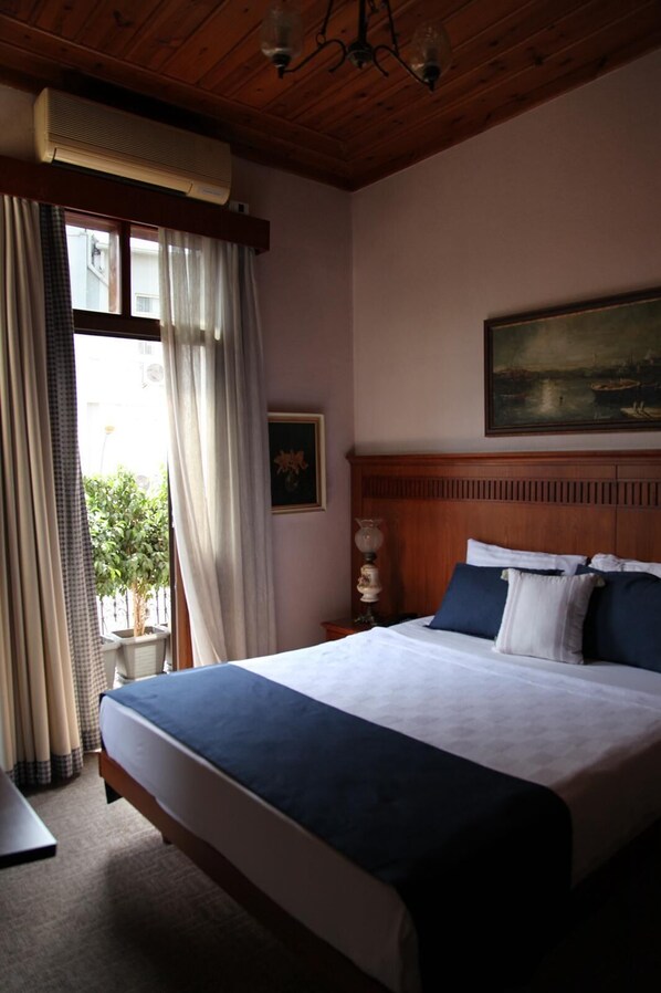 Chambre Deluxe, 1 lit double, balcon | Literie de qualité supérieure, coffres-forts dans les chambres