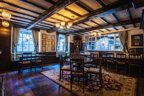 Serves breakfast, lunch, and dinner - The Pied Bull (Chester)