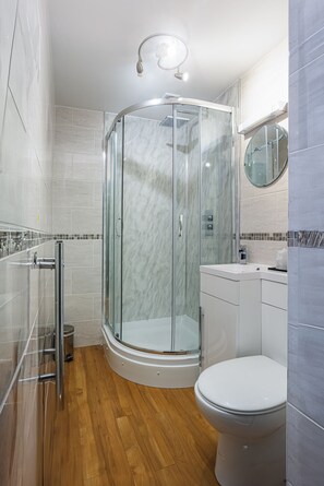 Brewers cottage double | Bathroom | Hair dryer, towels