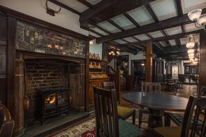 Serves breakfast, lunch, and dinner - The Pied Bull (Chester)