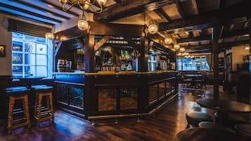 Serviert Frühstück, Mittagessen und Abendessen