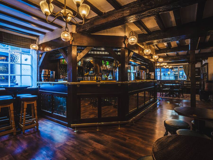 Serves breakfast, lunch and dinner