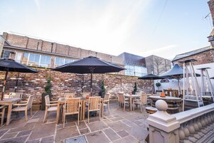 Se sirven desayunos, almuerzos y cenas; cocina británica