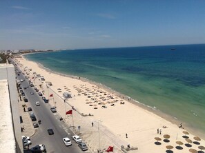 Privat strand i närheten, solstolar och parasoller