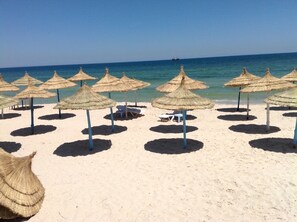 Privat strand i närheten, solstolar och parasoller