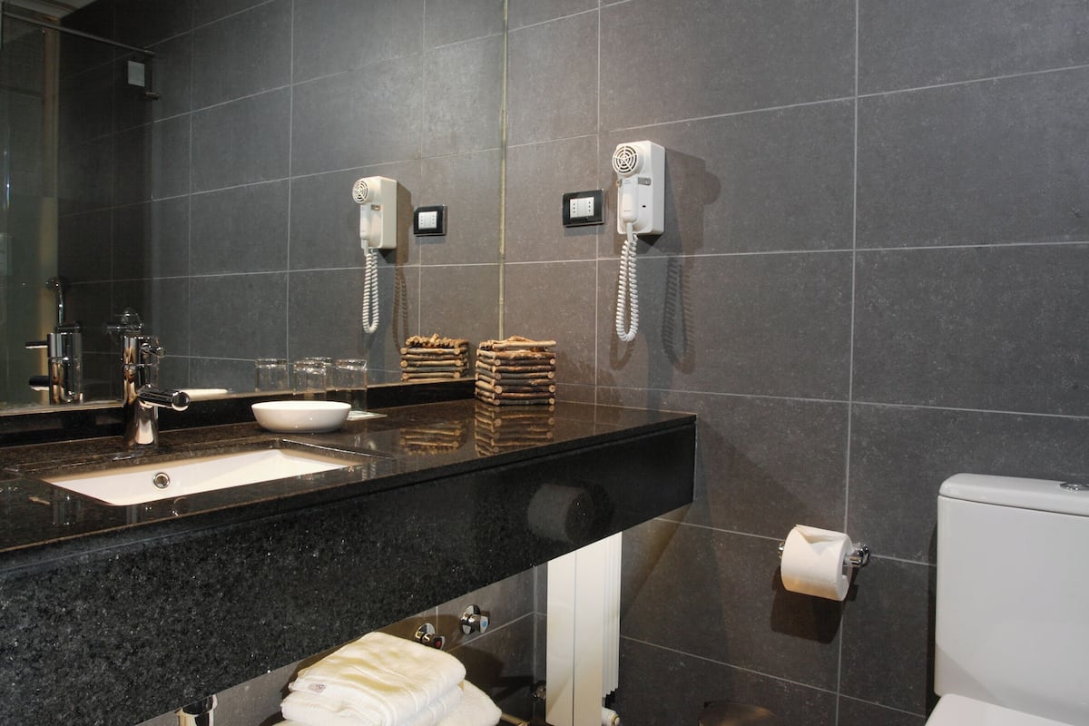 superior double room, multiple beds (twin) | bathroom | combined shower/bathtub, free toiletries, hair dryer, towels