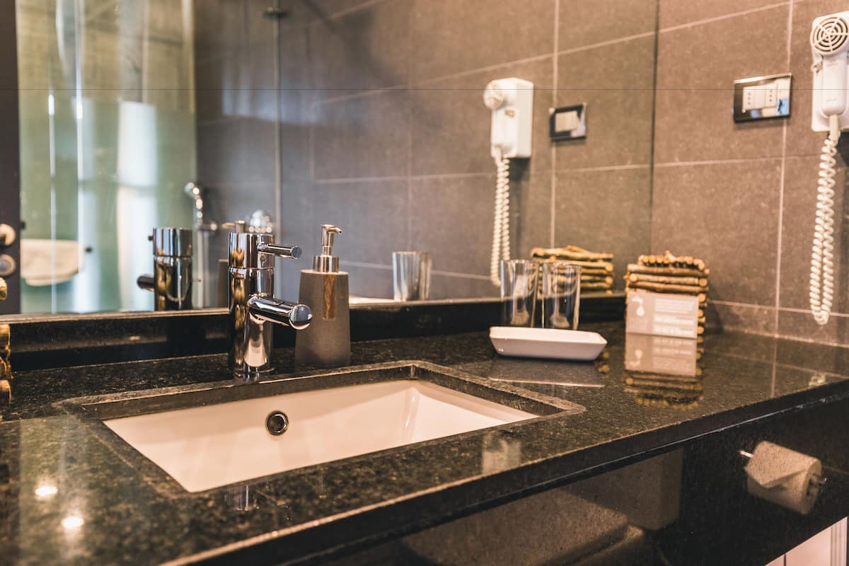 superior single room | bathroom | combined shower/bathtub, free toiletries, hair dryer, towels