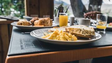 Café da manhã com buffet grátis todos os dias