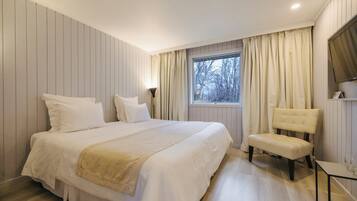 Quarto casal standard, 1 cama Queen | Cofres nos quartos, berços grátis