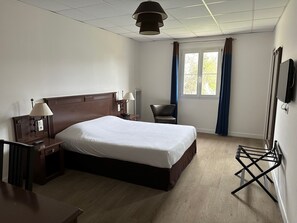 Individually decorated, individually furnished, desk, free WiFi - Hôtel HAPY (Houdan)