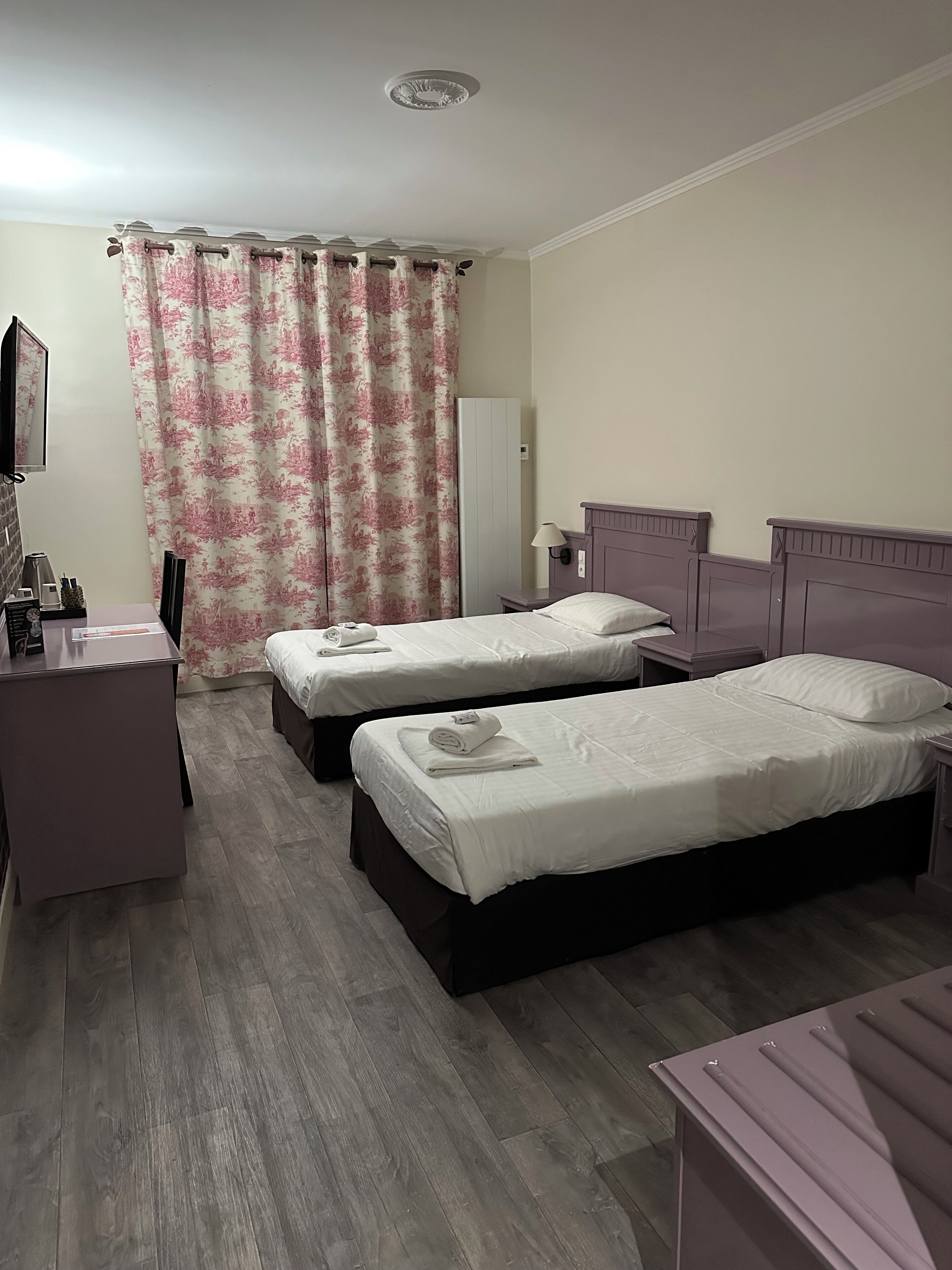 Tomannsrom – comfort, 2 enkeltsenger (Plus) | Individuelt dekorert, individuelt innredet og skrivebord