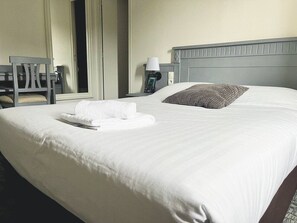 Comfort Double Room | Individually decorated, individually furnished, desk, free WiFi - Hôtel HAPY (Houdan)