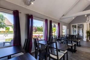 Daily buffet breakfast for a fee - Hôtel HAPY (Houdan)