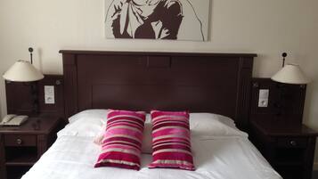 Comfort tweepersoonskamer | Individueel gedecoreerd, individueel gemeubileerd, een bureau