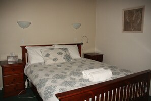 Cottage Ferny Glade | Premium bedding, down duvets, minibar, free cots/infant beds - Hill 'N' Dale Farm Cottages (Don Valley)