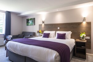 Ropa de cama de alta calidad, minibar y decoración personalizada 