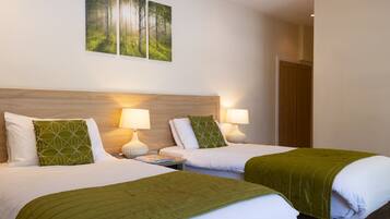 Ropa de cama de alta calidad, minibar y decoración personalizada